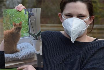 Katzenbesitzerin Katrin Keller aus Rhade zeigt ein Foto von ihrem Kater "Jojo", der mit zwei Schüssen lebensgefährlich verletzt wurde und nun in einer Tierklinik um sein Leben kämpft.