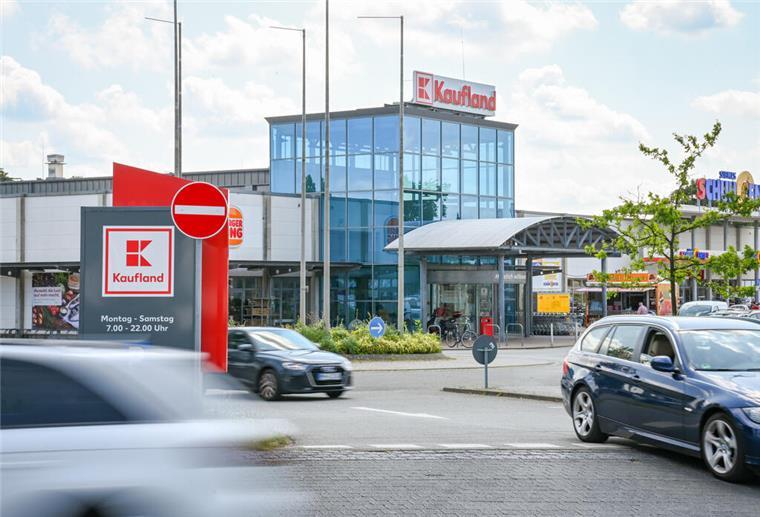 Nach Enthüllung: Kaufland reagiert auf Ekel-Skandal in Filialen Autos verlassen den Kaufland-Parkplatz