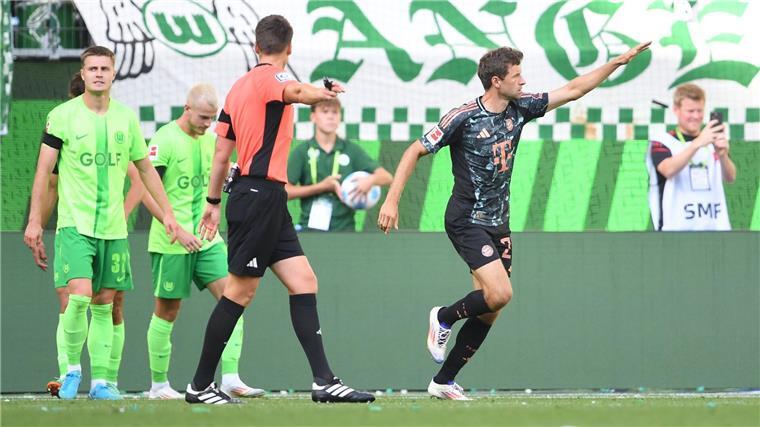 Welcher Umbruch? Rekordspieler Müller bleibt Bayern-Gesicht Kaum auf dem Spielfeld, schon erfolgreich: Bayern Münchens neuer Rekordspieler Thomas Müller jubelt über das Tor zum 2:2 in Wolfsburg.