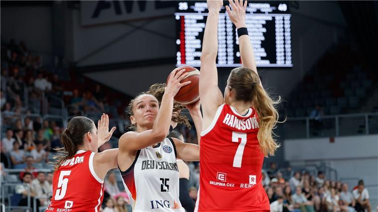 Basketballerinnen mit klarer Schlappe gegen Tschechien Kaum ein Durchkommen für die deutschen Basketballerinnen.