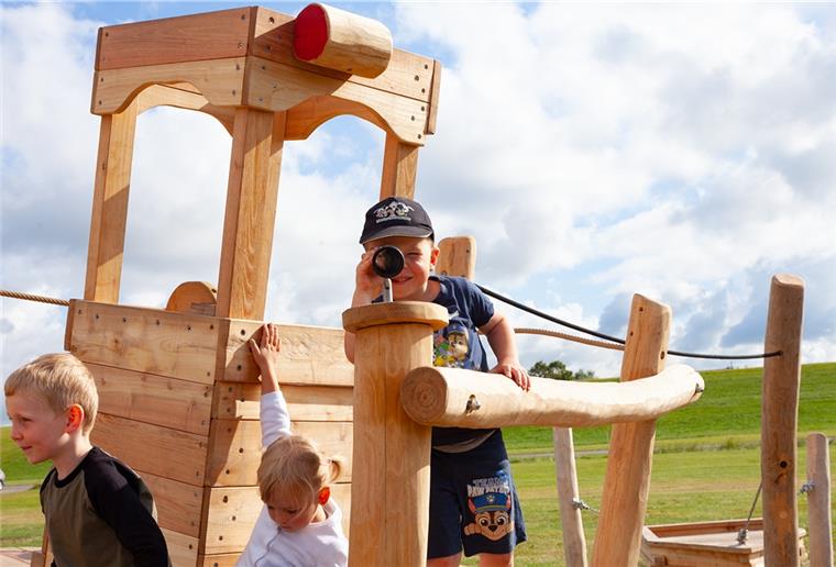 Wremen: Krabbenkutter auf dem Trockenen Kaum eröffnet, schon ein echter Kinderhit: der maritime Spielplatz am Grünstrand in Wremen.