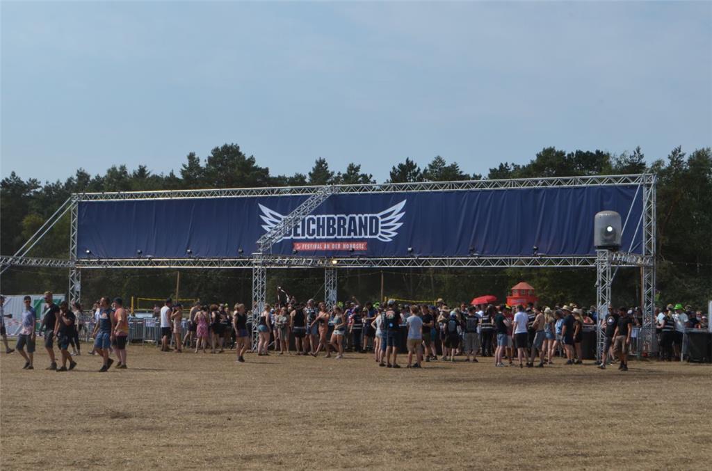 Kaum hat der Einlass begonnen, wollen die ersten Besucher aufs Infield. Foto: Ov...