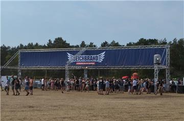 Kaum hat der Einlass begonnen, wollen die ersten Besucher aufs Infield. Foto: Ov...