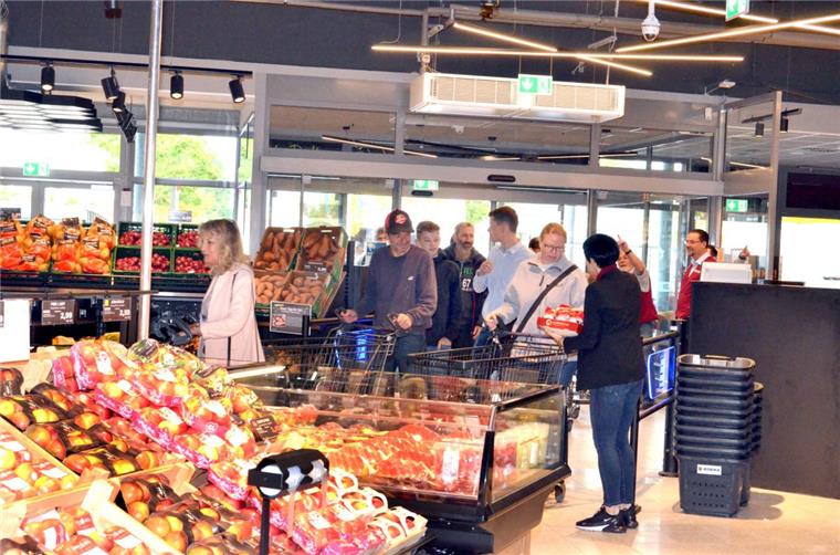 Edeka-Filiale in Loxstedt nach Umbau wiedereröffnet Kaum hatte Roy Schomacker (rechts) die Tür seines neuen Ladens in Loxstedt geöffnet, drängten die ersten Kunden hinein.