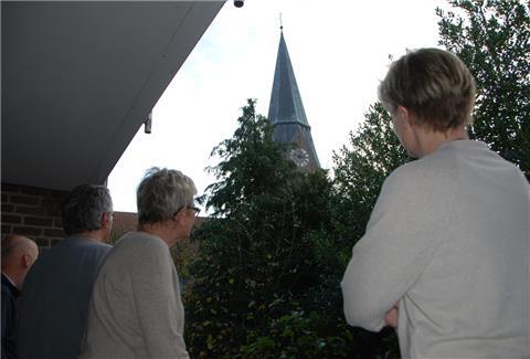 Kaum ist die Reparatur beendet, läuten die Glocken wieder am Kirchenturm von St. Jakobi in Bad Bederkesa. Die Anwohner sind sauer.