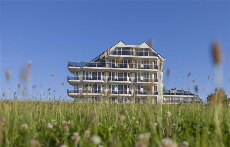 Sternhagen: Luxushotel hinter dem Cuxhavener Seedeich Kaum zu glauben, dass das Fünf-Sterne-Plus-Badhotel Sternhagen in Cuxhaven-Duhnen im Jahre 1958 als kleine Familienpension eröffnet wurde.