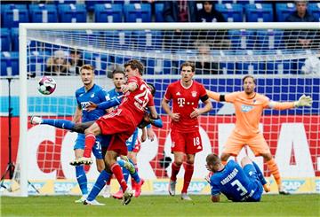 Kein Durchkommen für Münchens Thomas Müller (Nummer 25) im Spiel bei der TSG Hoffenheim.