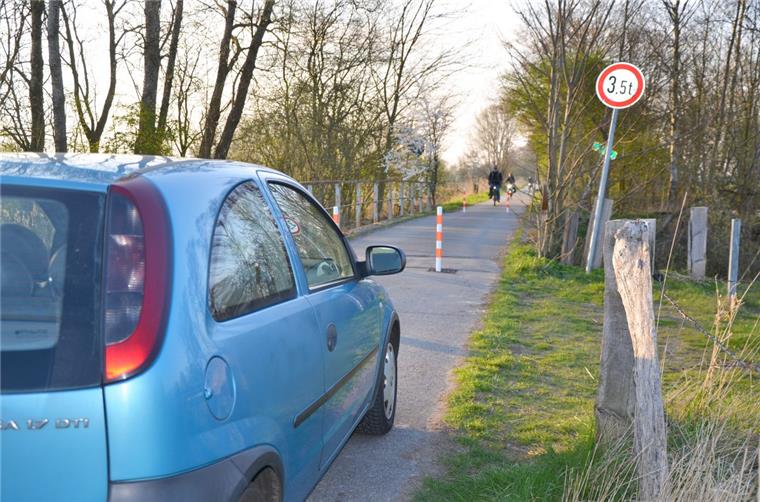 Zufahrt zur Luneplate gekappt Kein Durchkommen mehr für Autos: Pfeiler verhindern die Weiterfahrt vom Loxstedter Gemeindegebiet zum Parkplatz auf Bremerhavener Seite, die am grünen Schild beginnt. Nur Radfahrer und Fußgänger können passieren.