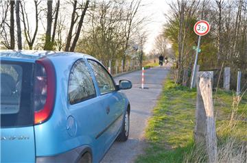 Kein Durchkommen mehr für Autos: Pfeiler verhindern die Weiterfahrt vom Loxstedter Gemeindegebiet zum Parkplatz auf Bremerhavener Seite, die am grünen Schild beginnt. Nur Radfahrer und Fußgänger können passieren. 