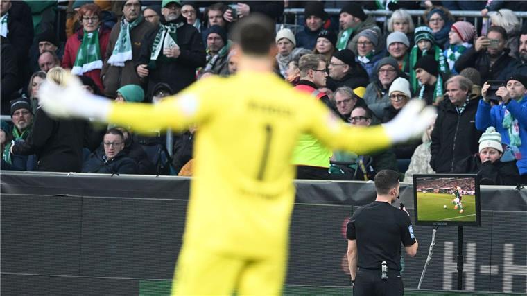 Zwei Tore in Bremen: Demirovic rettet VfB Kein Elfmeter: Schiedsrichter Harm Osmers nimmt einen Strafstoß für Werder Bremen nach dem Studium der Videobilder wieder zurück.