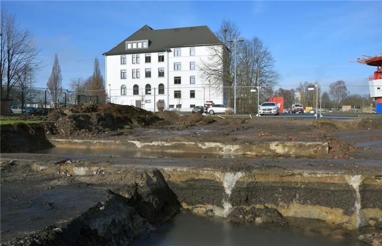 Bremerhaven: Rätsel um Bunker scheint geklärt Kein Erdbunker, sondern die Überbleibsel eines Hochbunkers wurden neben der Sporthalle auf dem Gelände der ehemaligen Roter Sand Kaserne in Bremerhaven im Baufeld für die Erweiterung des Havenhostels entdeckt. Das sagt jedenfalls ein Zeitzeuge.
