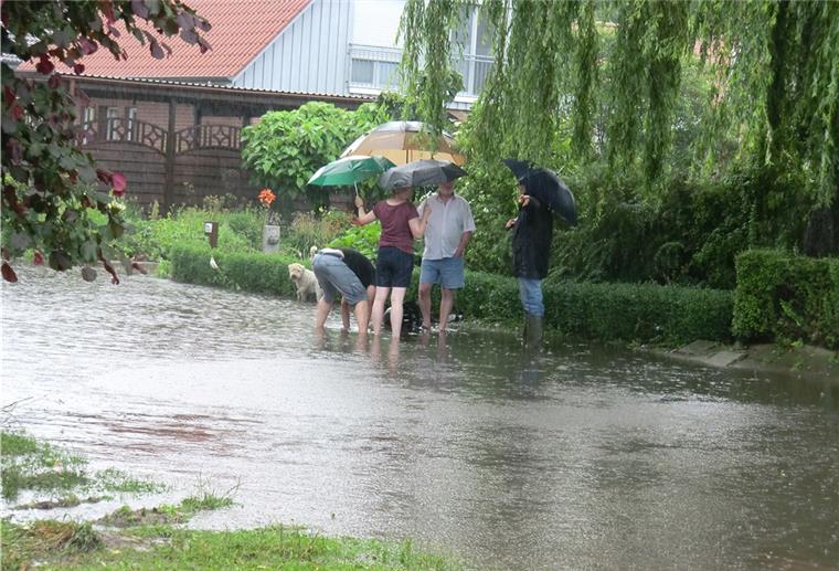 Anwohner in Tarmstedt bekommen nasse Füße Kein Fluss, sondern der südliche Teil der Tarmstedter Poststraße. Bei Starkregen wird das Kopfsteinpflaster vom Wasser verschluckt. Das Foto zeigt die Straße nach einem Unwetter im Sommer 2016.