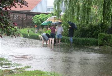Kein Fluss, sondern der südliche Teil der Tarmstedter Poststraße. Bei Starkregen wird das Kopfsteinpflaster vom Wasser verschluckt. Das Foto zeigt die Straße nach einem Unwetter im Sommer 2016.