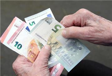 Eine Person hält mehrere Euroscheine in den Händen. Wir zeigen, was es bedeutet, wenn man ins Rentenalter kommt, aber vorher nie gearbeitet hat. 