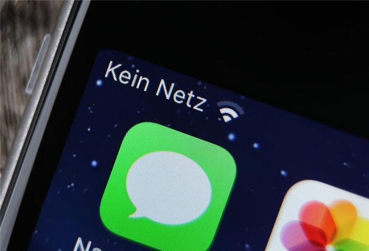 Mobilfunk: Telekom verbessert Handyempfang auf Autobahnen und in der Bahn „Kein Netz“ will kein Handynutzer auf seinem Display lesen. Deshalb hat die Telekom in den vergangenen Monaten Mobilfunk-Standorte ausgebaut, die vor allem den Empfang auf der Autobahn und im Zug verbessern sollen.
