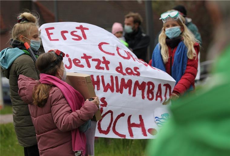 Wilstedter kämpfen für ihr Freibad Kein Personal: Weil sie nicht wollen, dass ihr Schwimmbad im Sommer geschlossen bleibt, demonstrieren diese Mädchen vorm Rathaus in Tarmstedt.