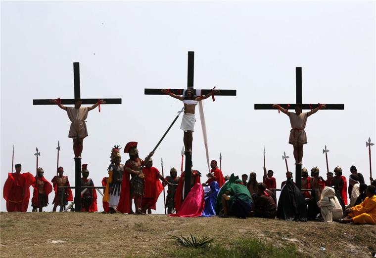 Sie lassen sich für ihren Glauben ans Kreuz nageln Kein Schauspiel, sondern Realität. Mehr als ein Dutzend Gläubige nehmen an dem Ritual auf den Philippinen teil.