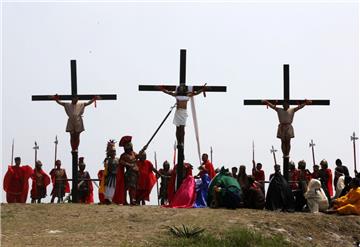 Kein Schauspiel, sondern Realität. Mehr als ein Dutzend Gläubige nehmen an dem Ritual auf den Philippinen teil.
