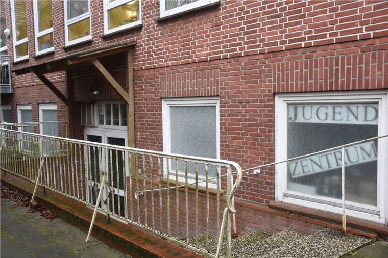 Sittensen: Jugendzentrum seit einem Jahr geschlossen Kein schöner Anblick: Man sieht es am Moos am Treppengeländer, dass das Jugendzentrum im Keller des Ludwig-Otto-Ehlers-Hauses in Sittensen seit einem Jahr geschlossen ist.
