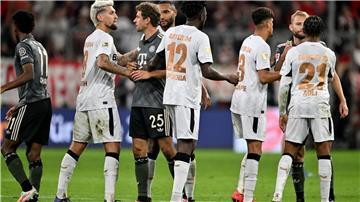 Kein Sieger im Spitzenspiel: Die Spieler des FC Bayern und von Bayer Leverkusen trennen sich mit einem Remis.