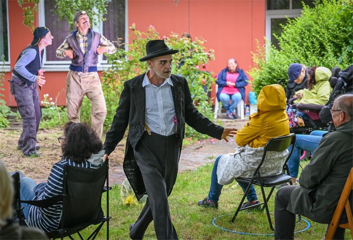 Sommernachtstraum geht an die Luft Keine Berührungsängste: Puck (Michael Meyer) mischt sich unters Publikum, während sich hinter ihm die Handwerker (Petra-Janina Schultz und Peter Lüchinger) streiten.