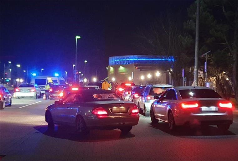 Polizei sperrt Wilhelm-Kaisen-Platz wieder ab Keine Chance für die jungen Autofahrer: Der Wilhelm-Kaisen-Platz wurde nachts erneut gesperrt.