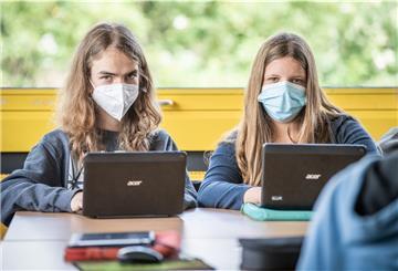 Keine Daddelbox, sondern ein Arbeitsgerät: Die 7a der Langener Oberschule, im Bild Jannik (13) und Maryella (13) arbeitet seit zwei Jahren mit Tablets.