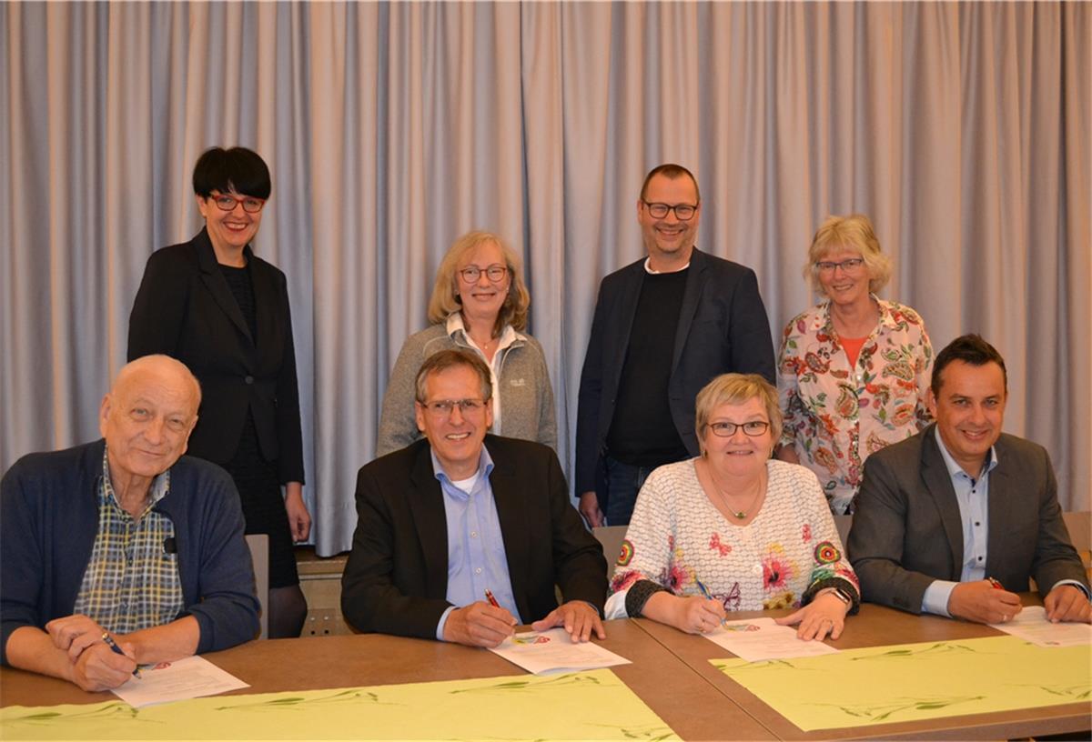 Keine Frage, sie freuen sich: SPD und Grüne haben am Mittwoch ihre Zusammenarbeit im Kreistag besiegelt (von links Wolfgang Steen, Katja Brößling, Claus Johannßen, Marianne Peus, Gunnar Böltes, Eva Viehoff, Elke Roskosch-Buntemeyer und Oliver Lottke. Foto Hansen