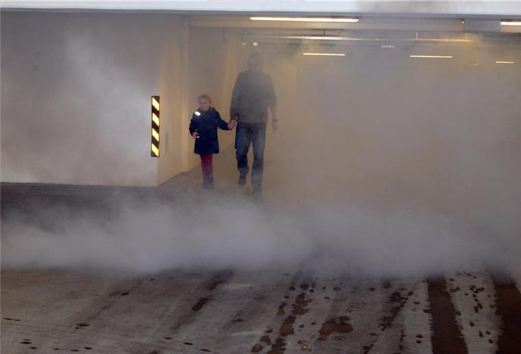Keine Gefahr - es handelt sich nur um Disco-Nebel. Um für den Ernstfall gewappnet zu sein, übte die Feuerwehr Loxstedt unter schlechten Sichtbedingungen in einer Tiefgarage. Schmonsees