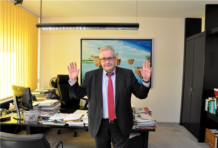 Nordenhams Bürgermeister Carsten Seyfarth im Krisenmodus Keine Kapitulation, nur eine neue Form der Begrüßung zeigt Nordenhams Bürgermeister Carsten Seyfarth.