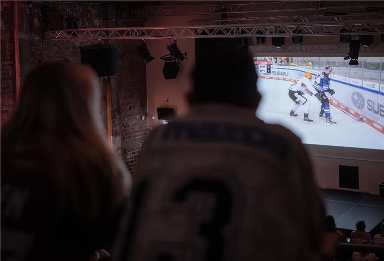Keine Karten für die Eisarena, aber das fünfte Halbfinalspiel der Fischtown Pinguins aber dennoch nicht verpassen? Kein Problem.