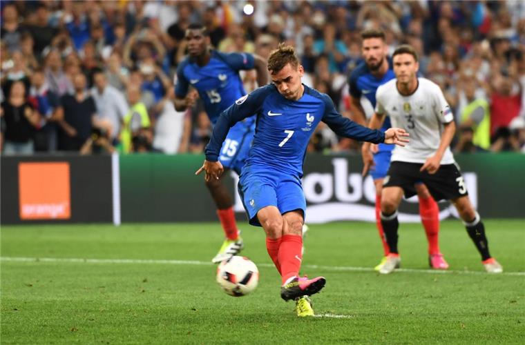 Keine Nerven: Antoine Griezmann verwandelt den von Bastian Schweinsteiger per Handspiel verschuldeten Elfmeter zum 1:0. 