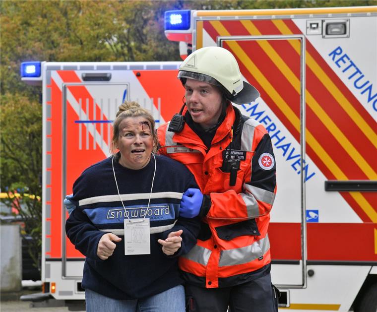 Explosion am Klinikum Bremerhaven: Notfallübung mit 100 beteiligten Rettern Keine Panik: Alles gespielt. Die Notfallübung von Feuerwehr und Klinikum Reinkenheide braucht ein realistisches Szenario.