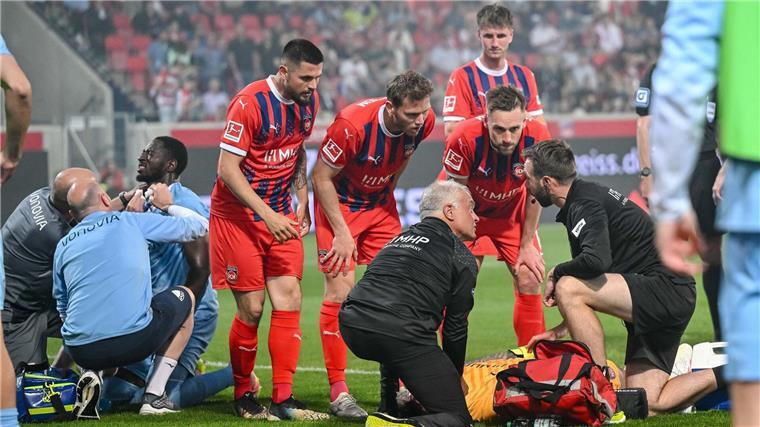 Nach dramatischen Szenen: Schnelles Comeback von Müller? Keine Sorgen mehr: Heidenheims Torwart Kevin Müller (am Boden liegend) geht es wieder deutlich besser.