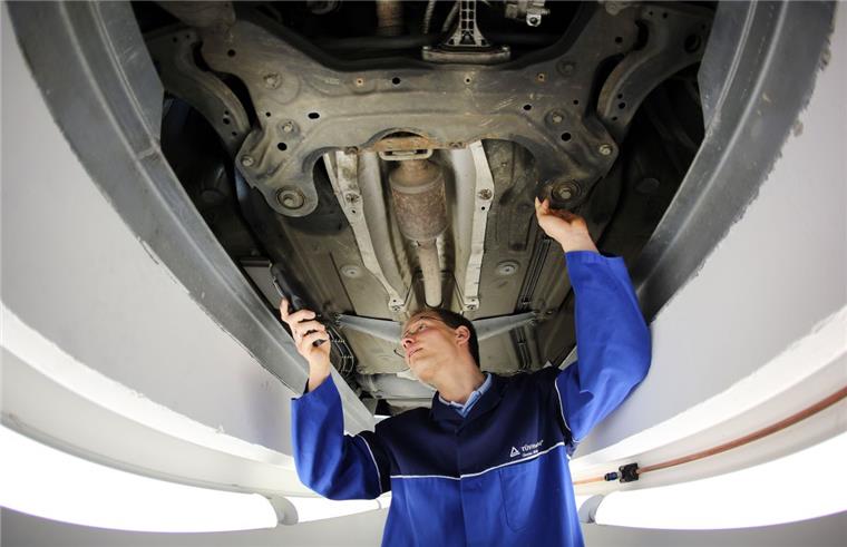 TÜV-Report Bremerhaven: Fast jedes dritte Auto mit Mängeln Keine TÜV-Plakette ohne Fahrzeugprüfung: Die Hauptmängel liegen im Bereich Licht/Elektrik, gefolgt von Umweltbelastung, Achsen/Räder/Reifen und Bremse.