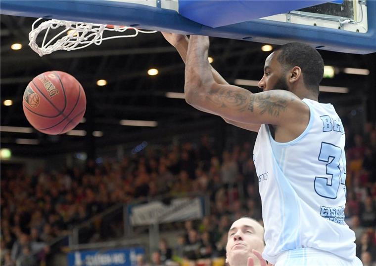 Keith Benson zeigt, wie es geht. Der Ball muss in den Korb. Das sollte am Sonntag auch das Motto für die Eisbären im Heimspiel gegen Ulm sein.