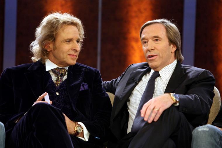 Gottschalk witzelt über Netzer-Rückkehr in die Nationalelf Kennen sich schon lange: Der Moderator Thomas Gottschalk (links) unterhält sich mit dem ehemaligen Fußballstar Günter Netzer. Am Montag ehrt der Showstar Netzer im Rahmen der Einweihung der neuen Hall of Fame des deutschen Fußballs.