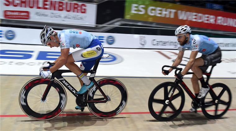 Grasmann/de Ketele gewinnen die 52. Bremer Sixdays Kenny de Ketele (links) und sein deutscher Partner Christian Grasmann hatten den besten Endspurt. Foto Jaspersen/dpa