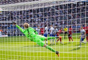 Kerem Demirbay von Bayer Leverkusen verwandelt Strafstoß zum 1:0 gegen Berlins Torwart Oliver Christensen (l).