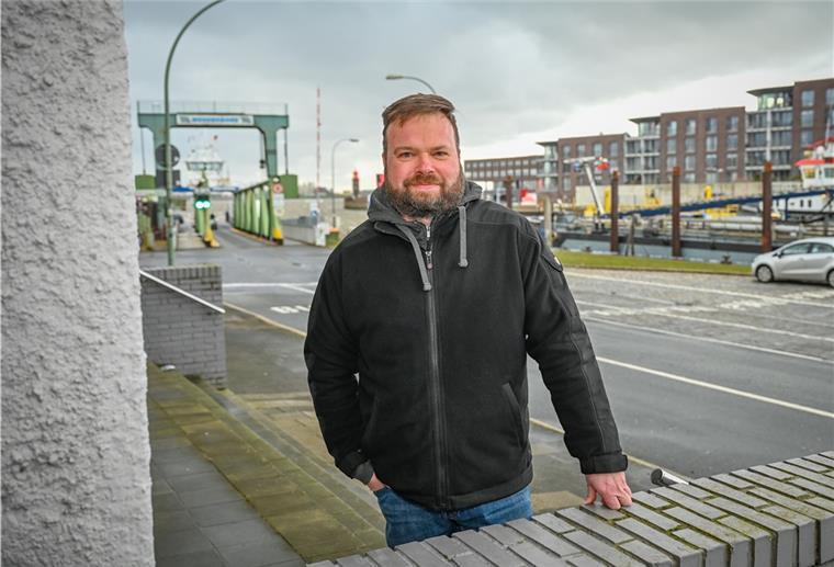Oberarzt zieht es an die stürmische Küste Kernig, ruppig, bodenständig: Hier am Geesteufer, nah der Fhre, hat er gerade seine neue Wohnung bezogen. Genau das passende Milieu für den Ostfriesen Georg Staudacher, den es über viele Lebensstationen zur Medizin gezogen und nun als Oberarzt an die Ameos-Klinik für Psychiatrie geweht hat. Foto Scheschonka