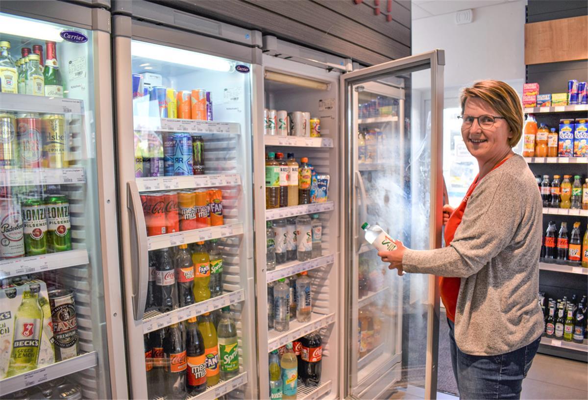 Energiesparen im Cuxland: Viele Möglichkeiten, aber auch Grenzen Kerstin Barthels schaltet die Neonleuchten über den Kühlschränken – wie viele andere Lichtquellen in ihrer Tankstelle auch – aus. Auf den Strom für die Kühlung der Getränke indes kann die Beersterin aber gerade im Sommer nicht verzichten.