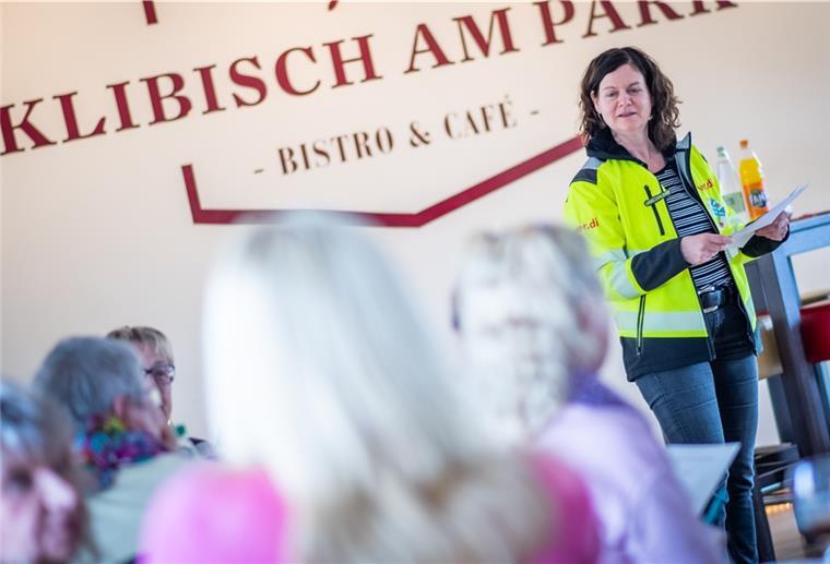 Bremerhavener Schulassistenten kämpfen gegen Gehaltskürzung Kerstin Bringmann, Gewerkschaftssekretärin bei Verdi, bei der Versammlung mit den Schulassistenten in Bremerhaven: Gemeinsam kämpfen sie dafür, dass die Gehälter nicht abgesenkt werden.