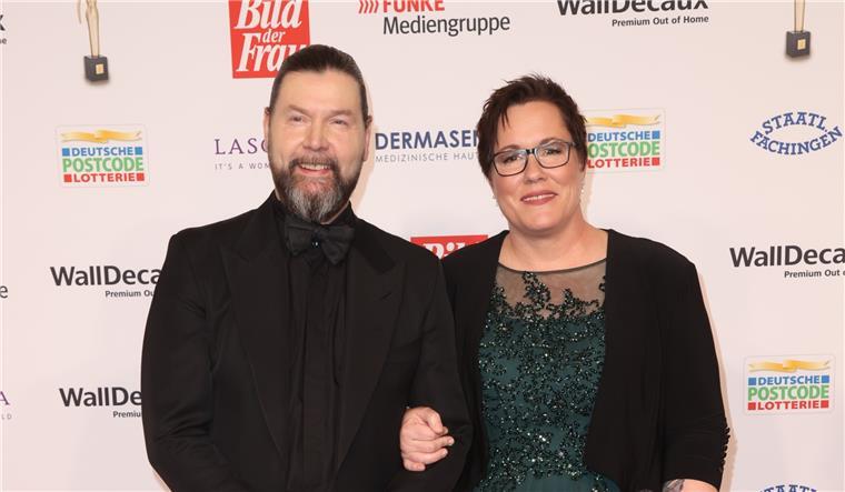 Rea Garvey ist begeistert von Ovelgönnerin Kerstin Held Kerstin Held hatte bei der Verleihung der Goldenen Bild der Frau im Stage Theater Neue Flora in Hamburg prominente Unterstützung an ihrer Seite. Rockstar Rea Garvey begleitete sie auf dem roten Teppich und auf der Bühne - und zeigte sich begeistert von ihrer Arbeit.
