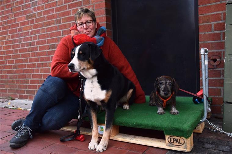 Nordenham: Stadt richtet am Marktplatz Hunde-Parkplätze ein Kerstin Hullmann hat das neue Angebot gestern schon mal getestet. Das Foto zeigt sie mit ihren Hunden Bob und Emmi.