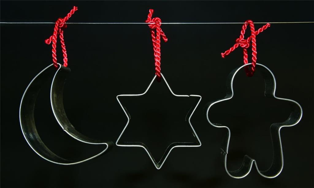 Kerzen in Keksform: Buntes Wachs schmelzen, in Ausstechformen gießen, Docht rein und fertig sind die Weihnachtskerzen. In einer schwimmenden Schale sorgen sie für Weihnachtsstimmung.