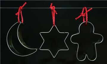 Kerzen in Keksform: Buntes Wachs schmelzen, in Ausstechformen gießen, Docht rein und fertig sind die Weihnachtskerzen. In einer schwimmenden Schale sorgen sie für Weihnachtsstimmung.
