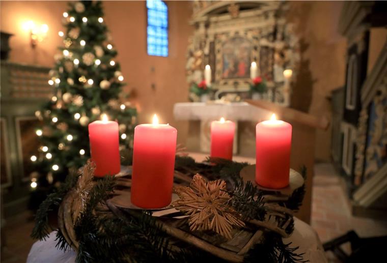 Advent, Advent... die Bude brennt! Kerzen sollten niemals unbeaufsichtigt gelassen werden.