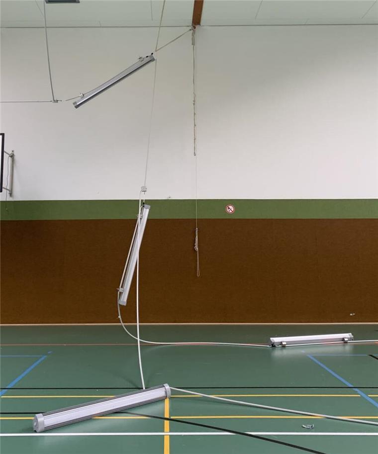 Firma will keine Schuld an heruntergefallenen Lampen haben In der Sporthalle Burhave sind Lampen von der Decke gekracht.