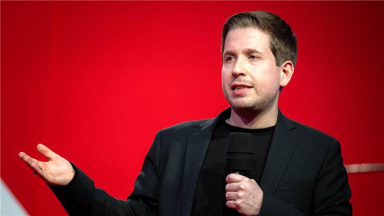 Kevin Kühnert beendet 1.000-Kilometer-Wanderung Kevin Kühnert trägt jetzt Wanderhose und tauschte Politik gegen Berge. (Archivbild)