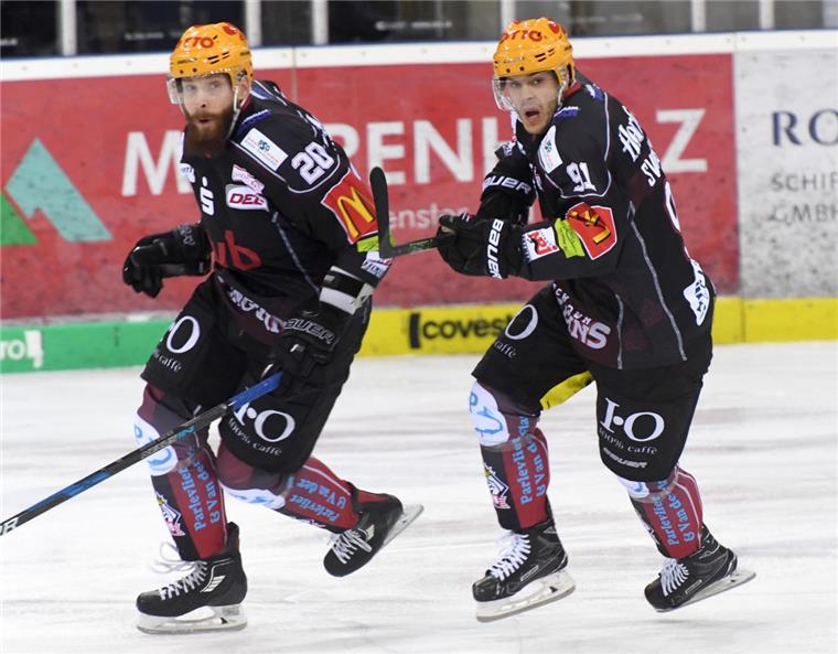 Kevin Lavallee und Björn Svensson legten sich voll für die Fischtown Pinguins ins Zeug.